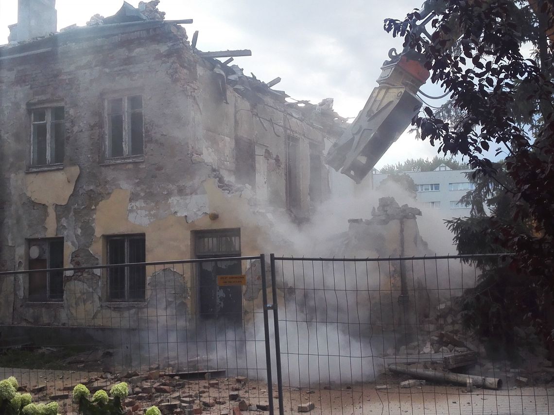 Jeden z ostatnich domów Miasteczka Powązki wyburzony. „W tym budynku od lat gnieżdżą się ptaki”