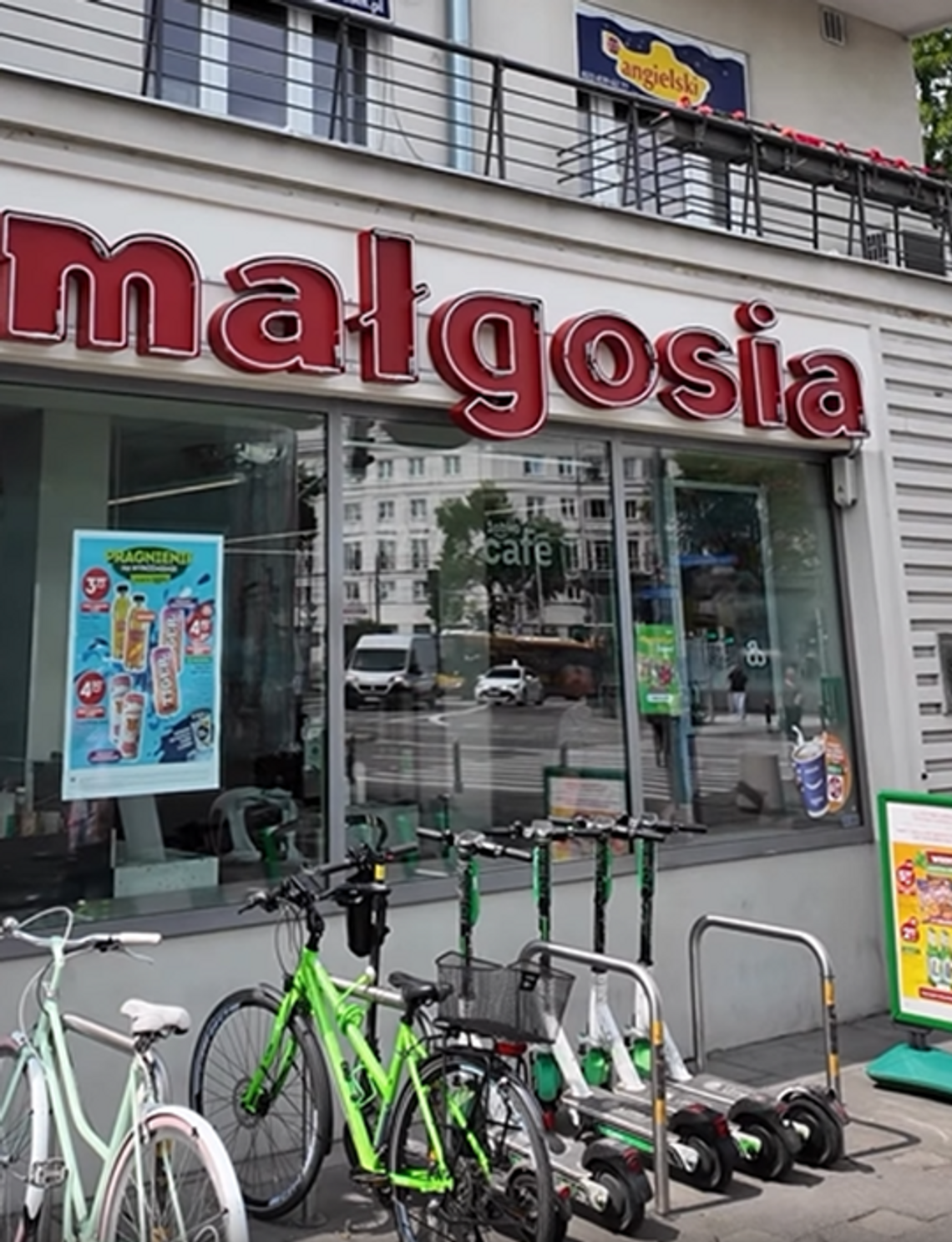 „Małgosia” wraca na Żoliborz – kultowy neon znów rozświetla Plac Wilsona