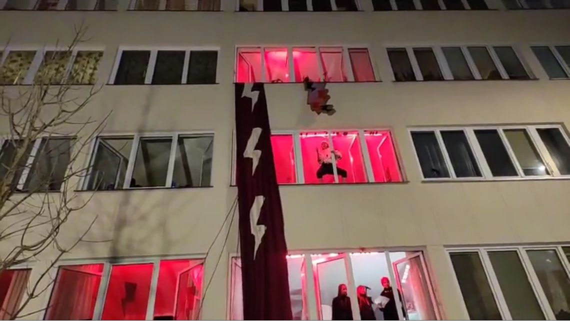"Manifesta" na Mickiewicza. Szklany Dom jak teatr z imponującą obstawą policji