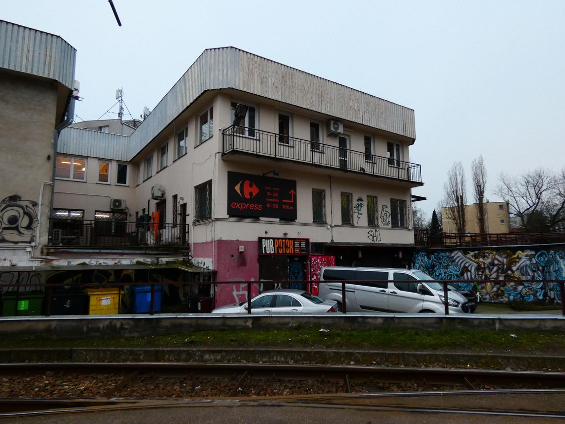 Mieszkańcy narzekają na hałas i zaśmiecanie generowane przez żoliborskie bary i branżę gastro