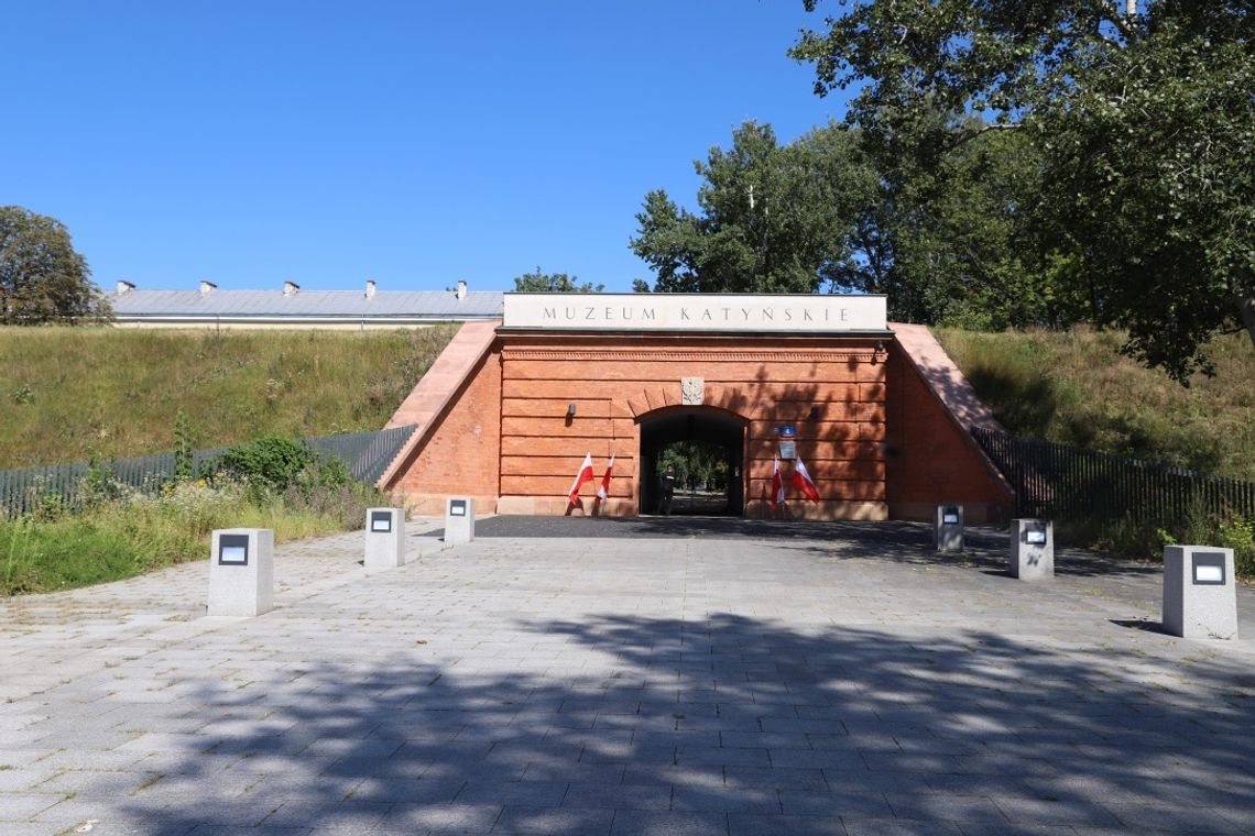 Muzeum Katyńskie - wyjątkowe miejsce pamięci na Żoliborzu. Felieton Podróżującej rodziny