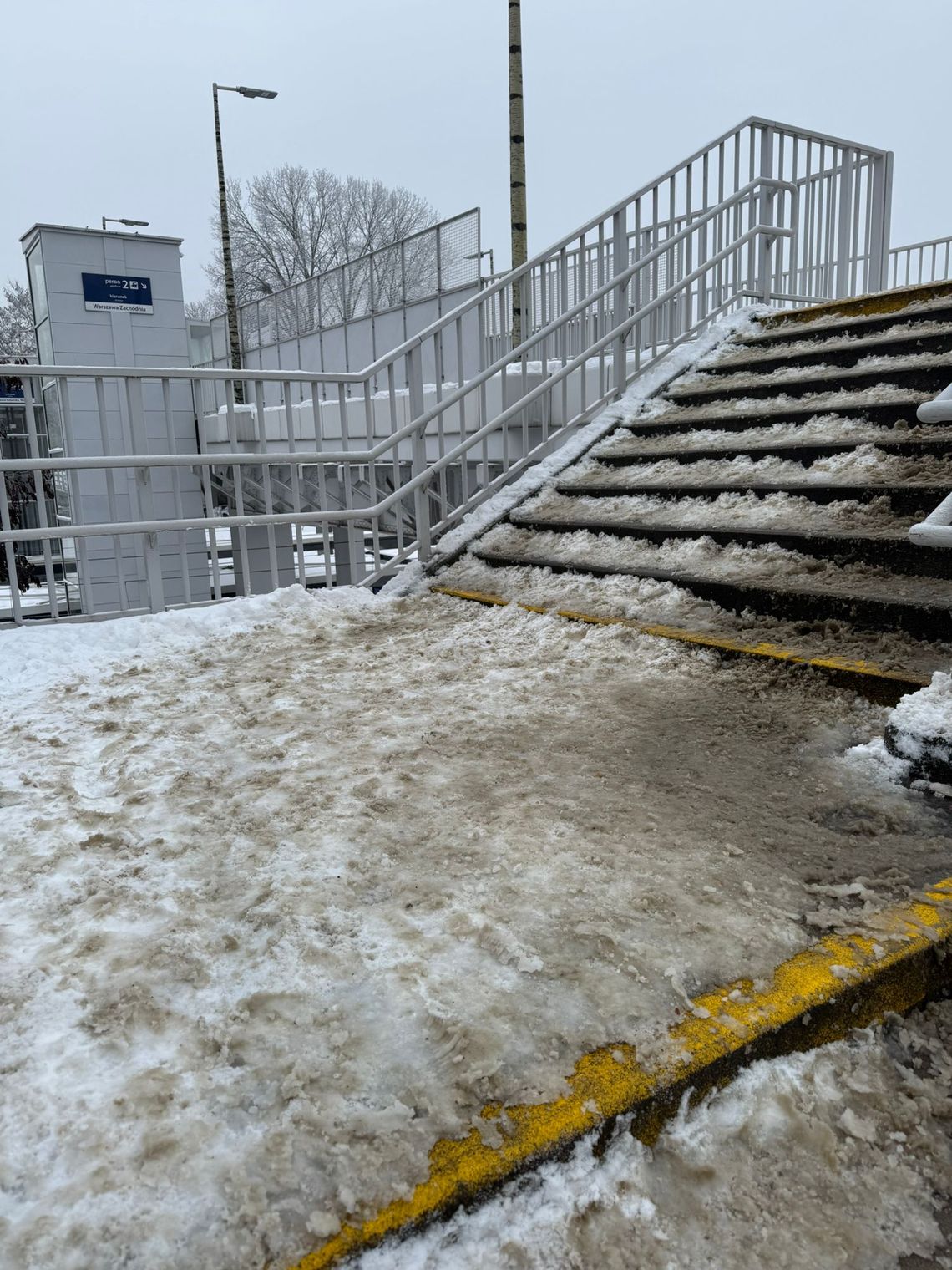 Niebezpiecznie na stacji Powązki. Pasażerowie apelują o regularne odśnieżanie