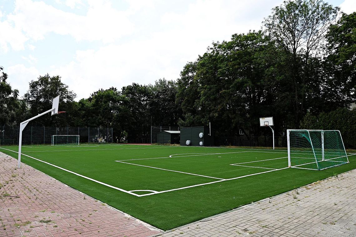 Nowe boisko na nowy rok szkolny – modernizacja przy SP nr 392 zakończona