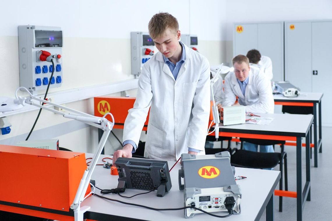 Nowoczesna pracownia. Metro Warszawskie wspiera przyszłych elektroników