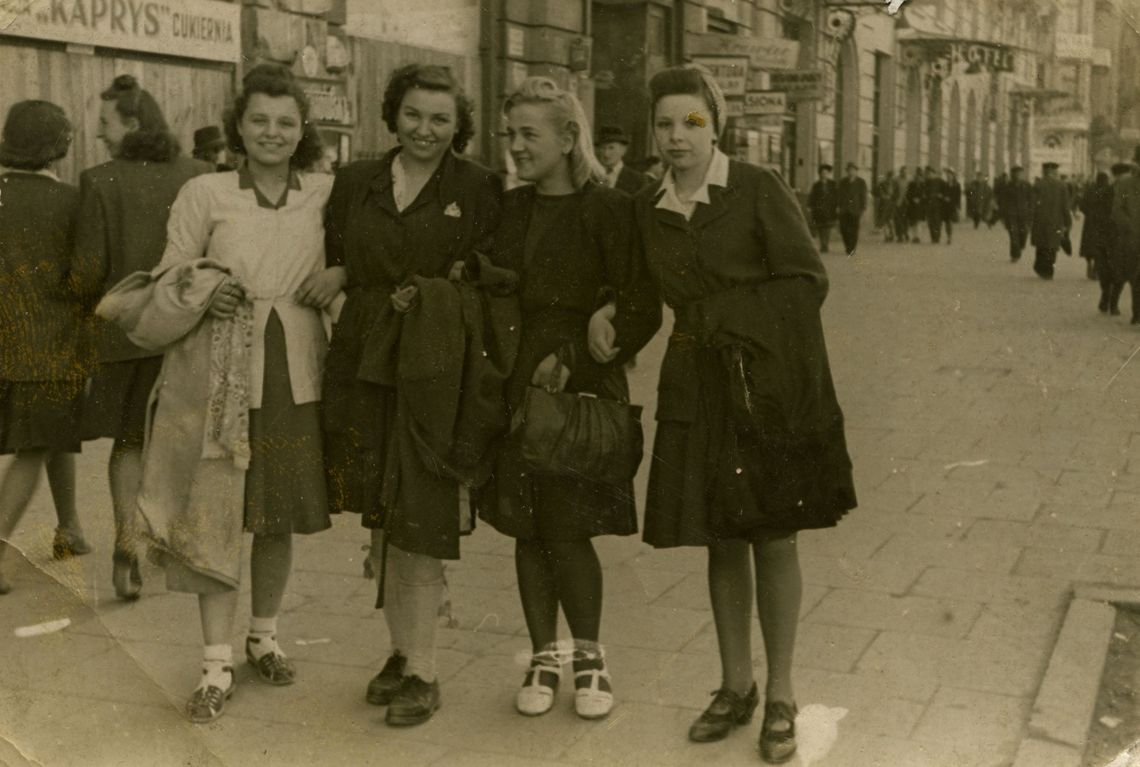 Odkrywanie dzielnicy z przewodnikami miejskimi i karaibski klimat na plaży