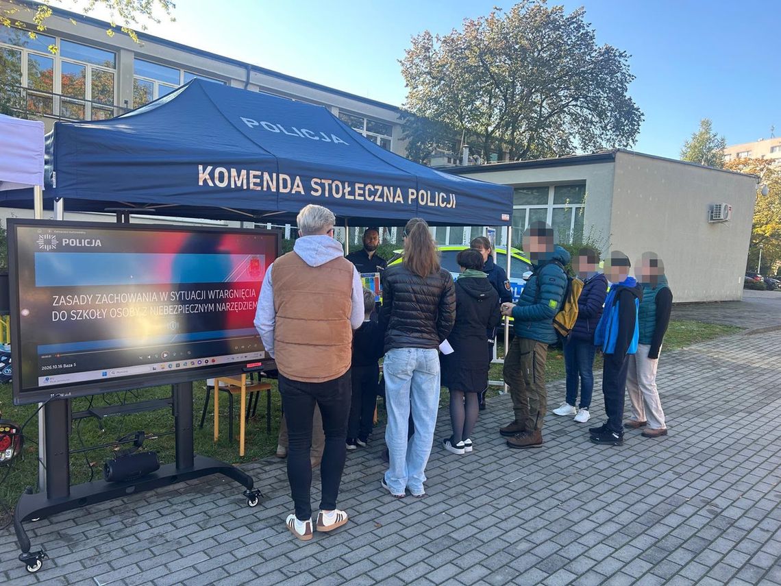 Policjanci uczyli, jak reagować w sytuacji zagrożenia. Akcja w szkołach na Bielanach i Żoliborzu Policjanci uczyli, jak reagować w sytuacji zagrożenia. Akcja w szkołach na Bielanach i Żoliborzu