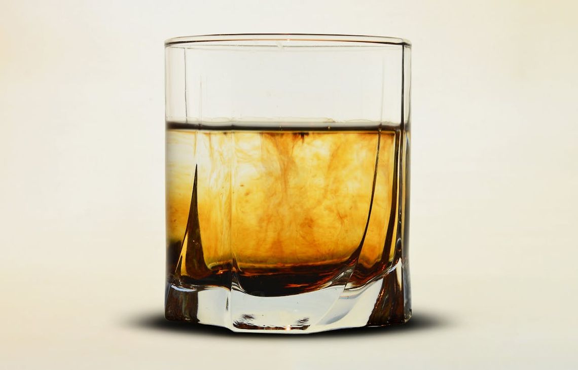Profile smakowe – różnice między single maltem, brandy i bourbonem