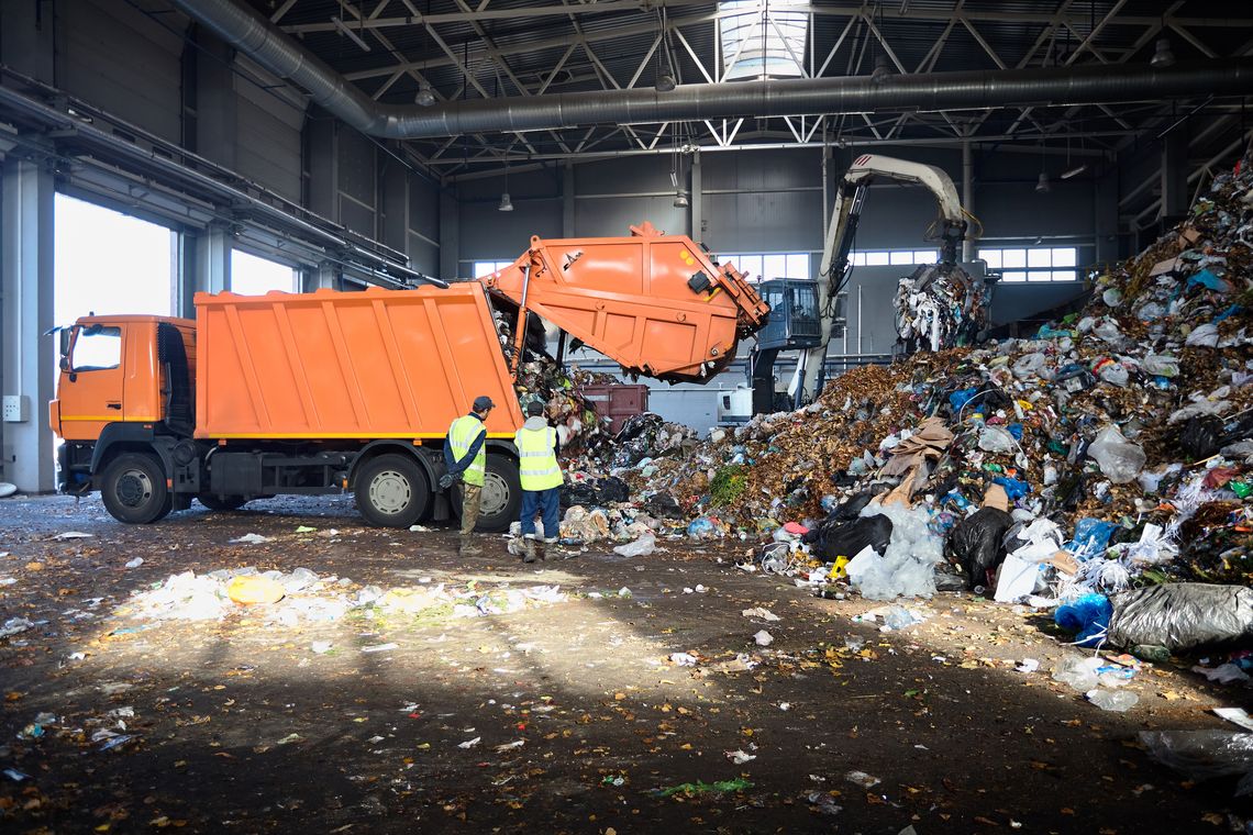 Stawki za odbiór odpadów w Warszawie: Brak obniżek pomimo nadpłat mieszkańców