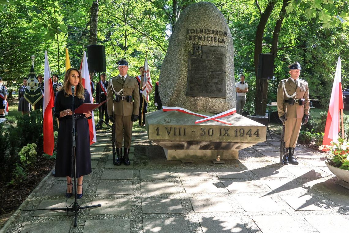 Uroczystości powstańcze pod pomnikiem „Żywiciela”