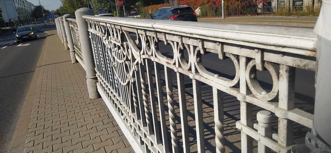 Uszkodzona secesyjna balustrada z ul. Powązkowskiej zostanie wkrótce wyremontowana