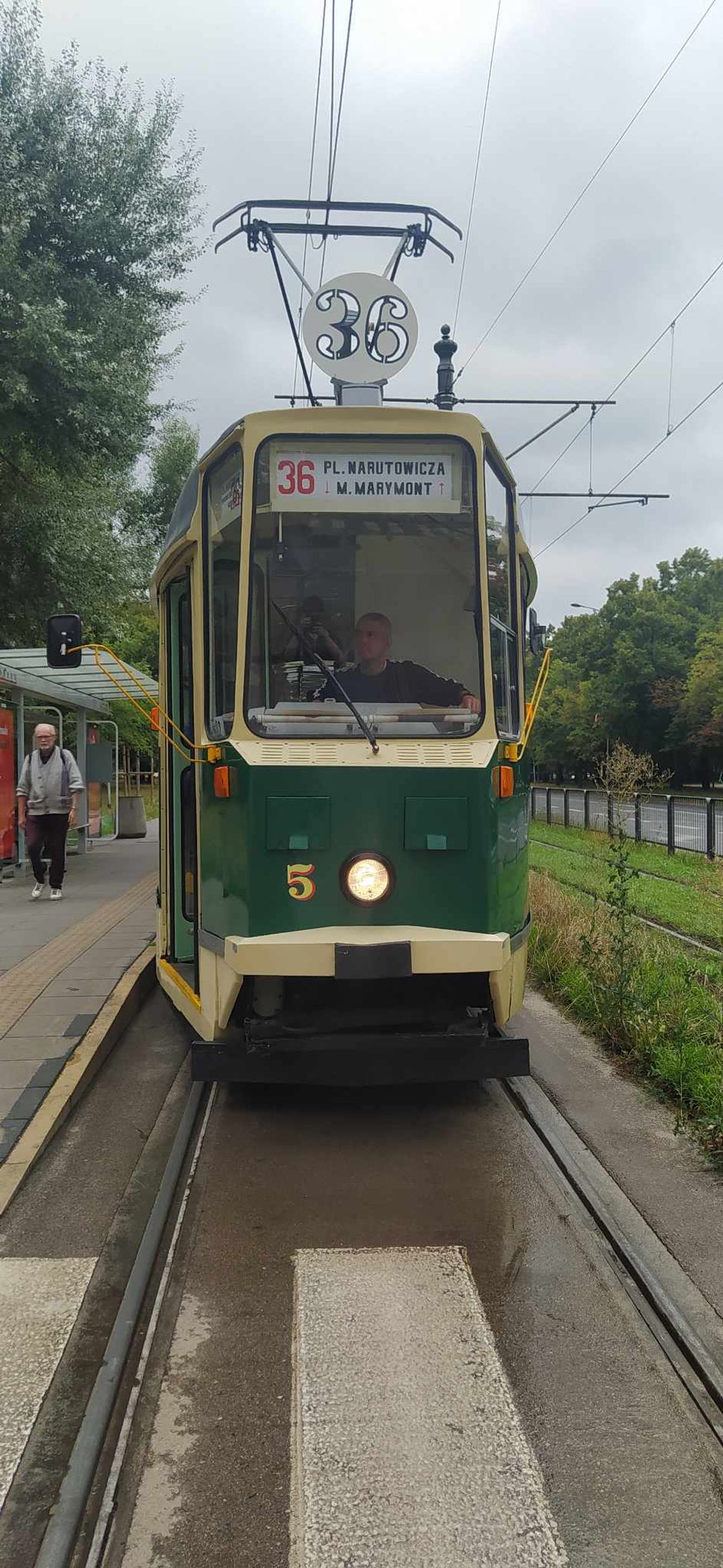 Zabytkowy tramwaj jedzie na Marymont