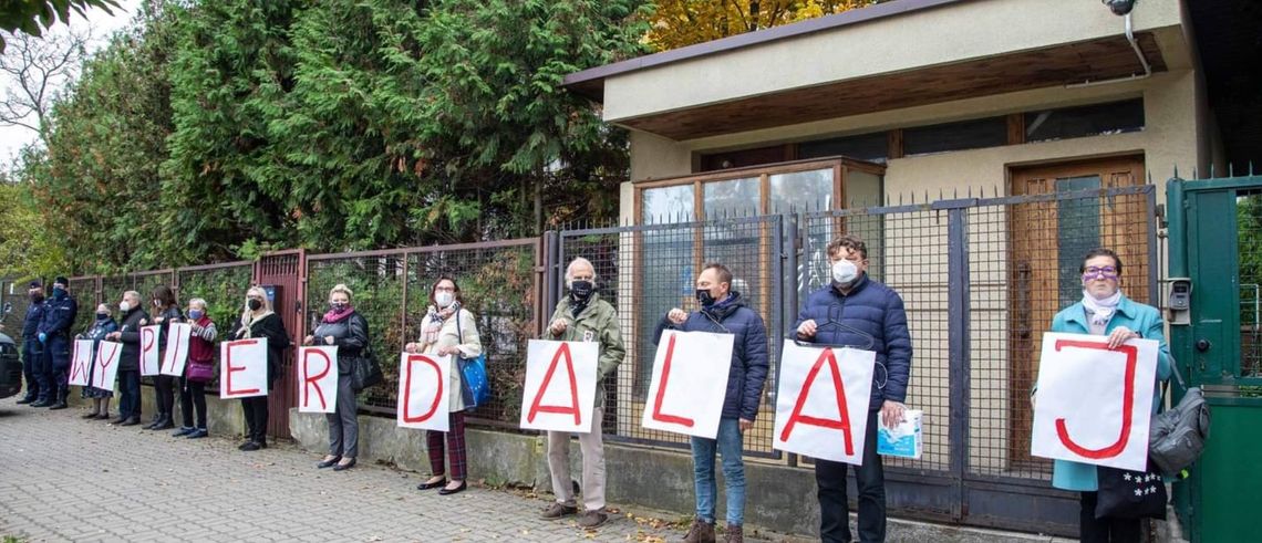 Zawieszeni policjanci z Żoliborza zbierają na prawników