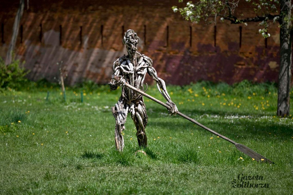 Zdewastowana rzeźba „Wioślarz” w Parku Fosa Zdewastowana rzeźba „Wioślarz” w Parku Fosa