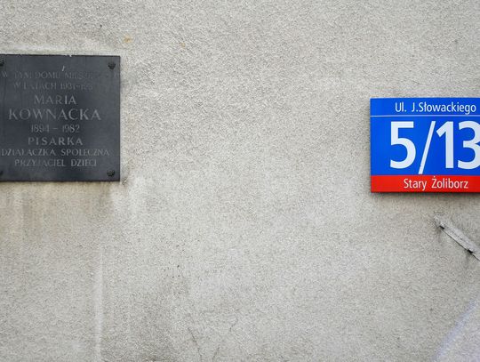 Tablica pamiątkowa na budynku ul. Słowackiego 5/13 w Warszawie, w którym w latach 1931–1982 mieszkała Maria Kownacka