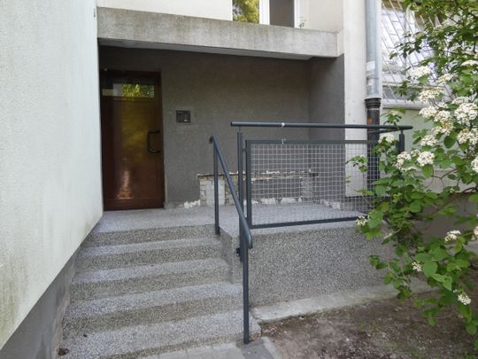 Wykuta ławka na Broniewskiego 6 wraz z nową balustradą