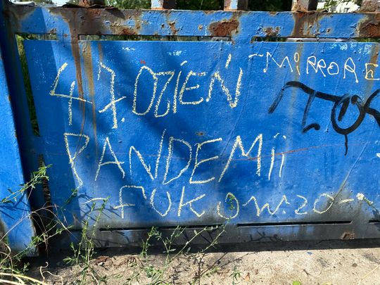 Graffiti "Fukow" podpisu, cytatu, odliczania dni pandemii i gołębi na Żoliborzu autorstwa Fukowa.