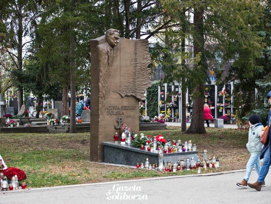 Święto zmarłych na cmentarzu na Powązkach