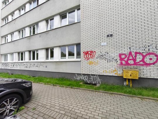 Mieszkańcy mają dość wandalizmu. Administracja Osiedla ogłosiła nagrodę za pomoc w ustaleniu sprawcy