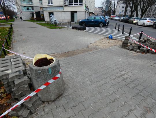 Niedokończone roboty – uszkodzone chodniki wciąż niezabezpieczone Niedokończone roboty – uszkodzone chodniki wciąż niezabezpieczone