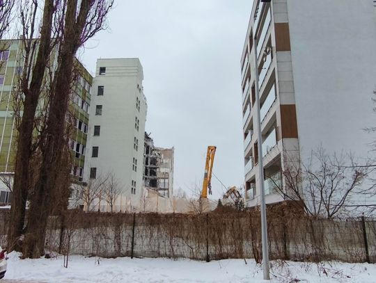 Co z azbestem? Trwa rozbiórka biurowca przy Przasnyskiej