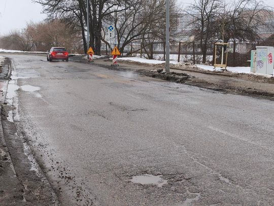 Dziury, pęknięcia i brak pieniędzy. Co dalej z remontem ul. Rydygiera?