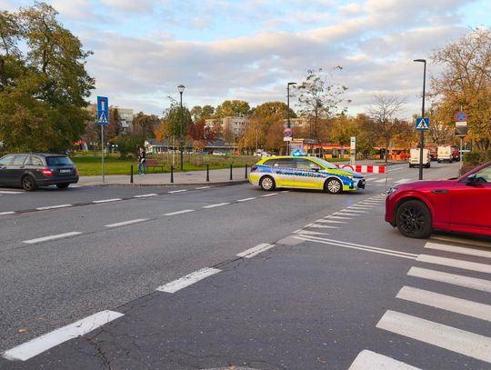 Ciężarówka zerwała sieć trakcyjną na Broniewskiego. Duże utrudnienia w ruchu