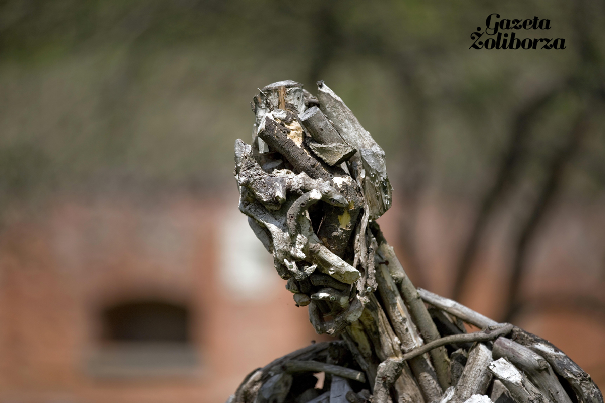 Zdewastowana rzeźba „Wioślarz” w Parku Fosa
