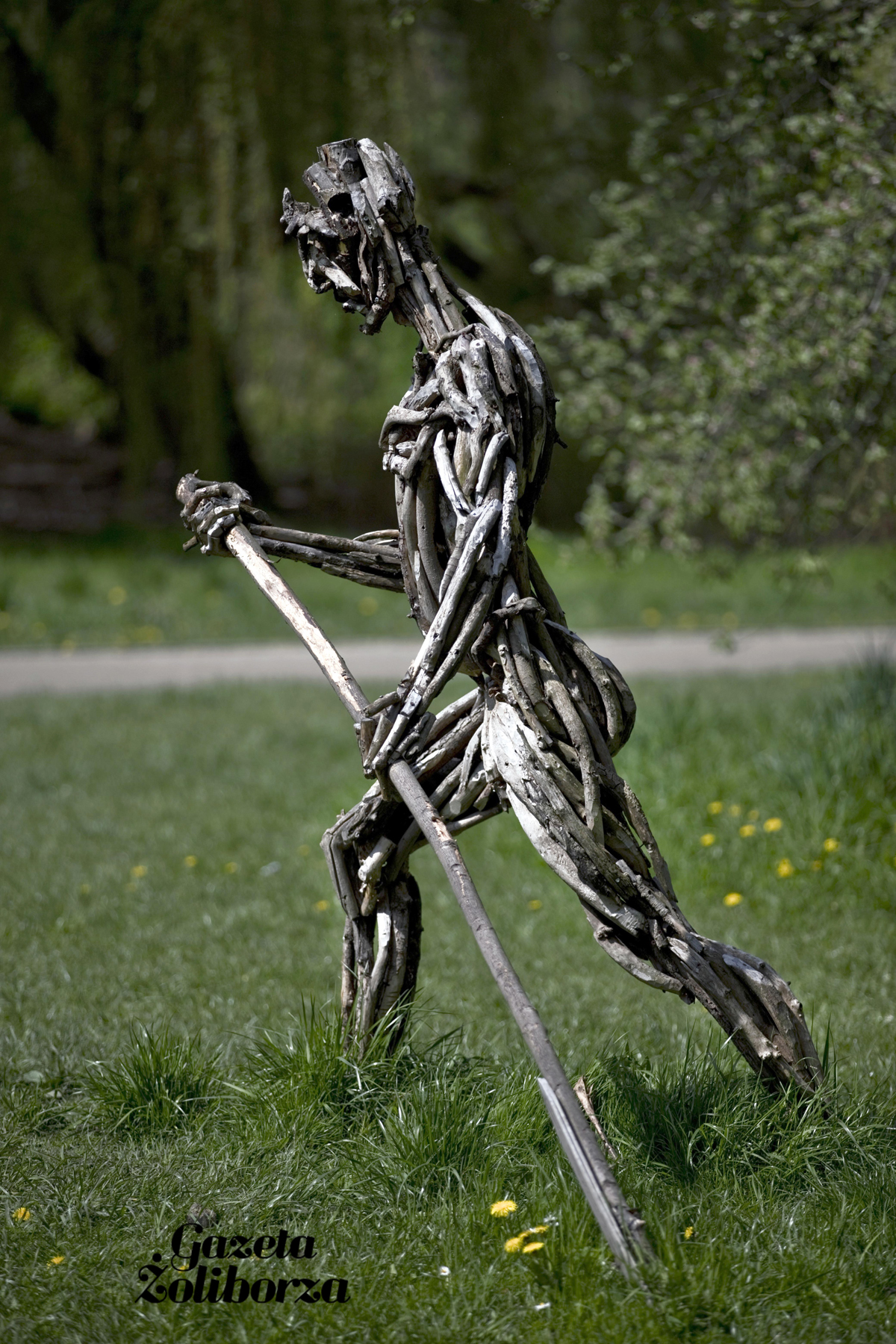 Zdewastowana rzeźba „Wioślarz” w Parku Fosa