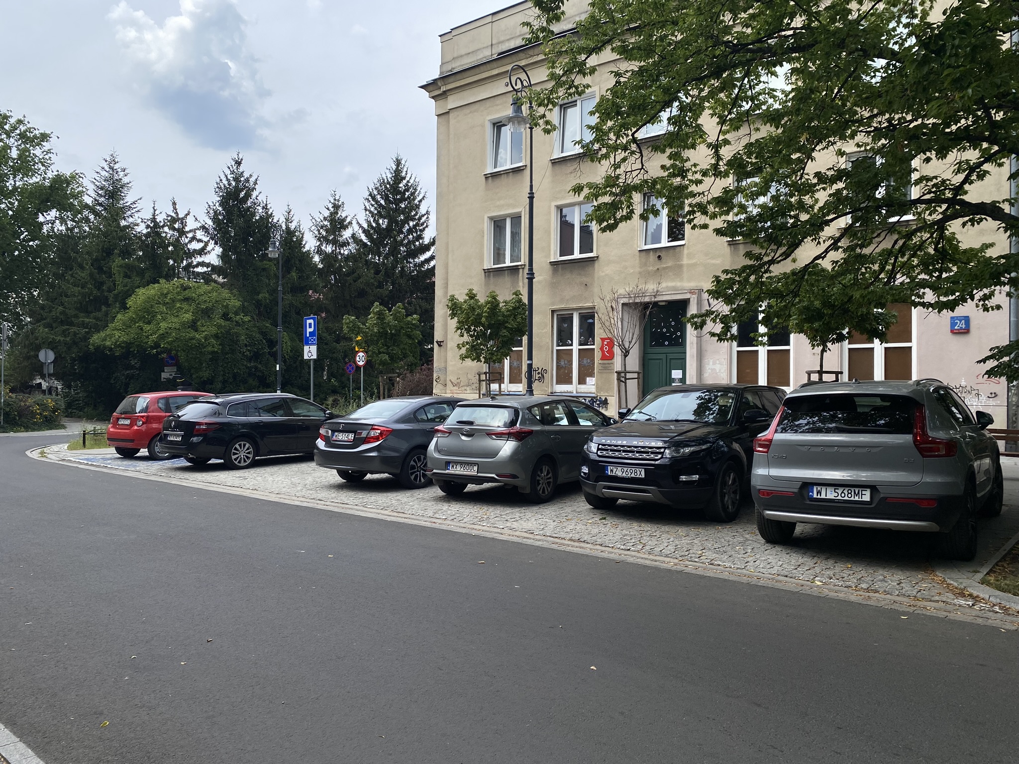 Parking przed Biblioteką dla Dzieci i Młodzieży nr XX na ulicy Śmiałej 24 na Żoliborzu.