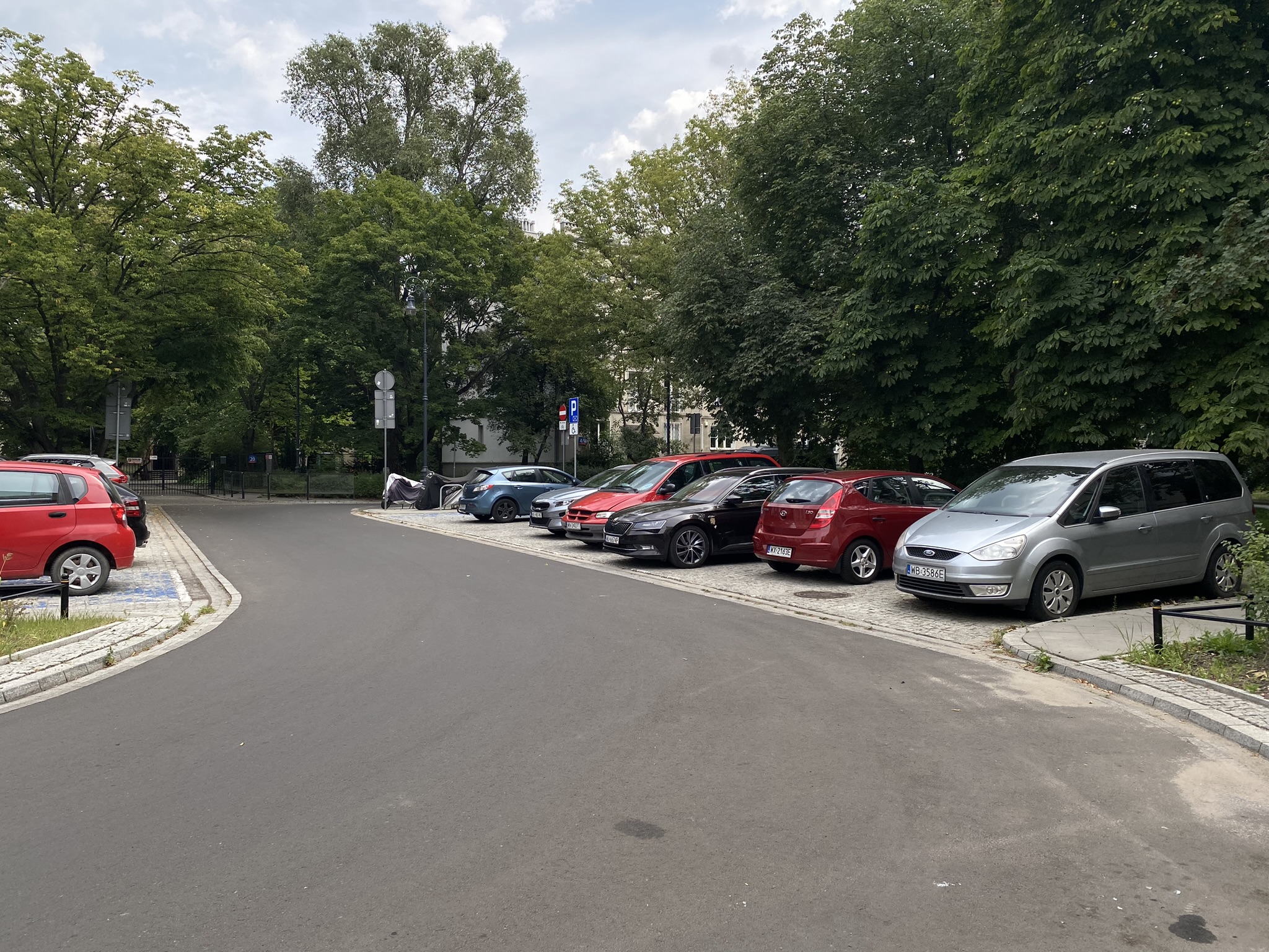 Parking naprzeciwko Biblioteki dla Dzieci i Młodzieży nr XX na ulicy Śmiałej 24 na Żoliborzu.