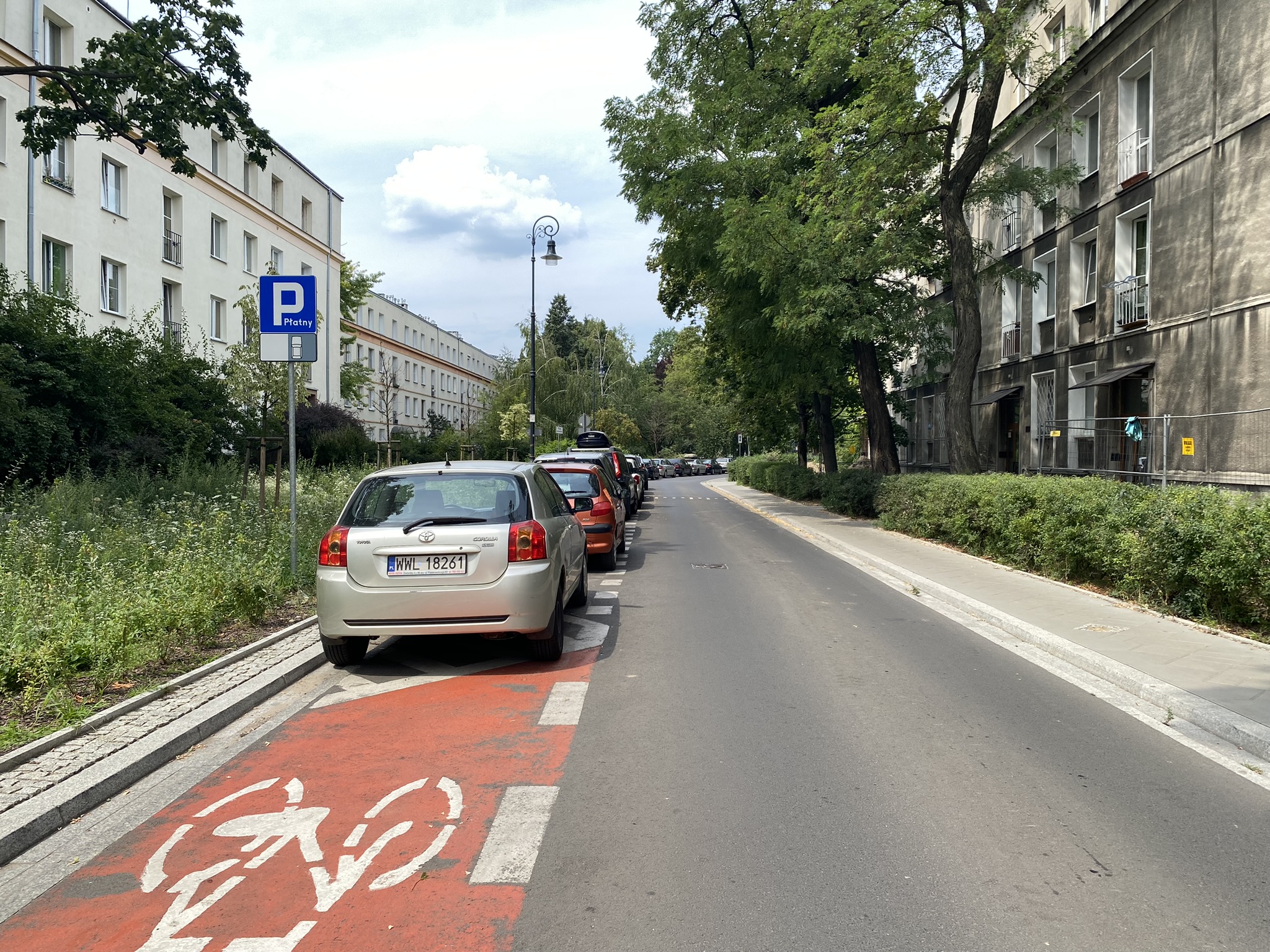 Parking na ulicy Śmiałej na Żoliborzu.