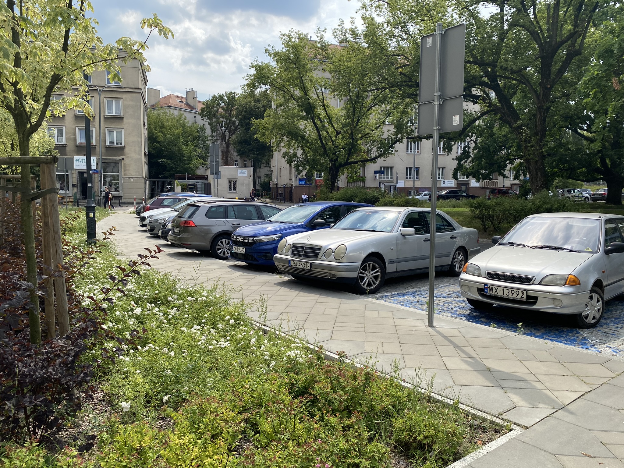 Parking przed Czytelnią pod Sowami na ulicy gen. J. Zajączka na Żoliborzu.