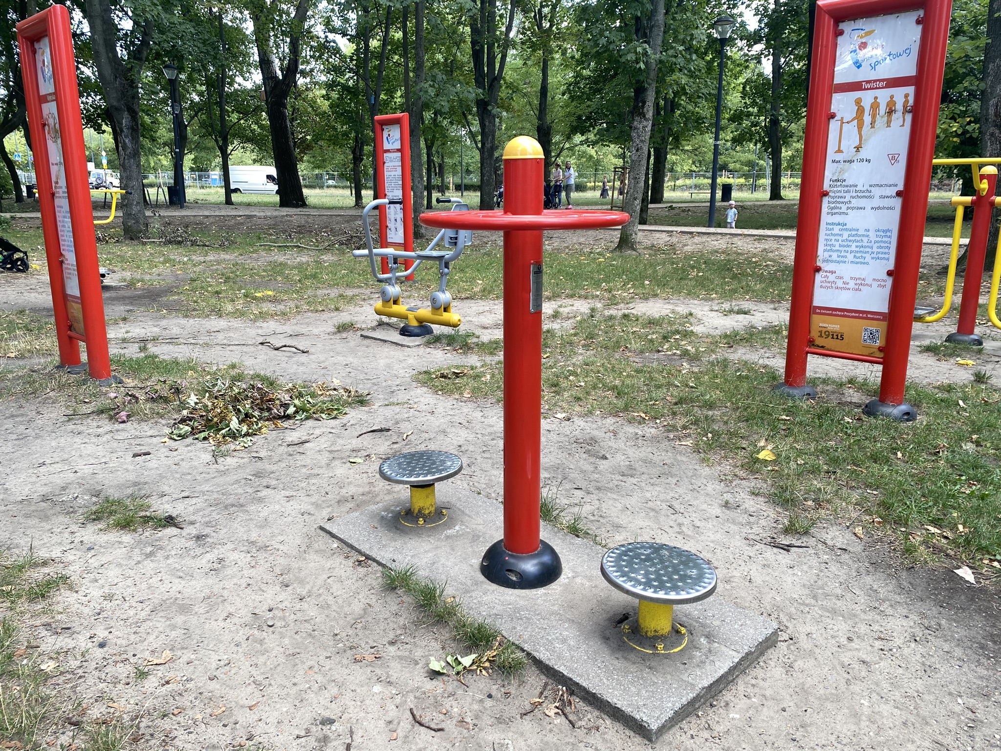 Maszyna do ćwiczeń twister na terenie skweru Aleksandry Piłsudskiej na Żoliborzu.