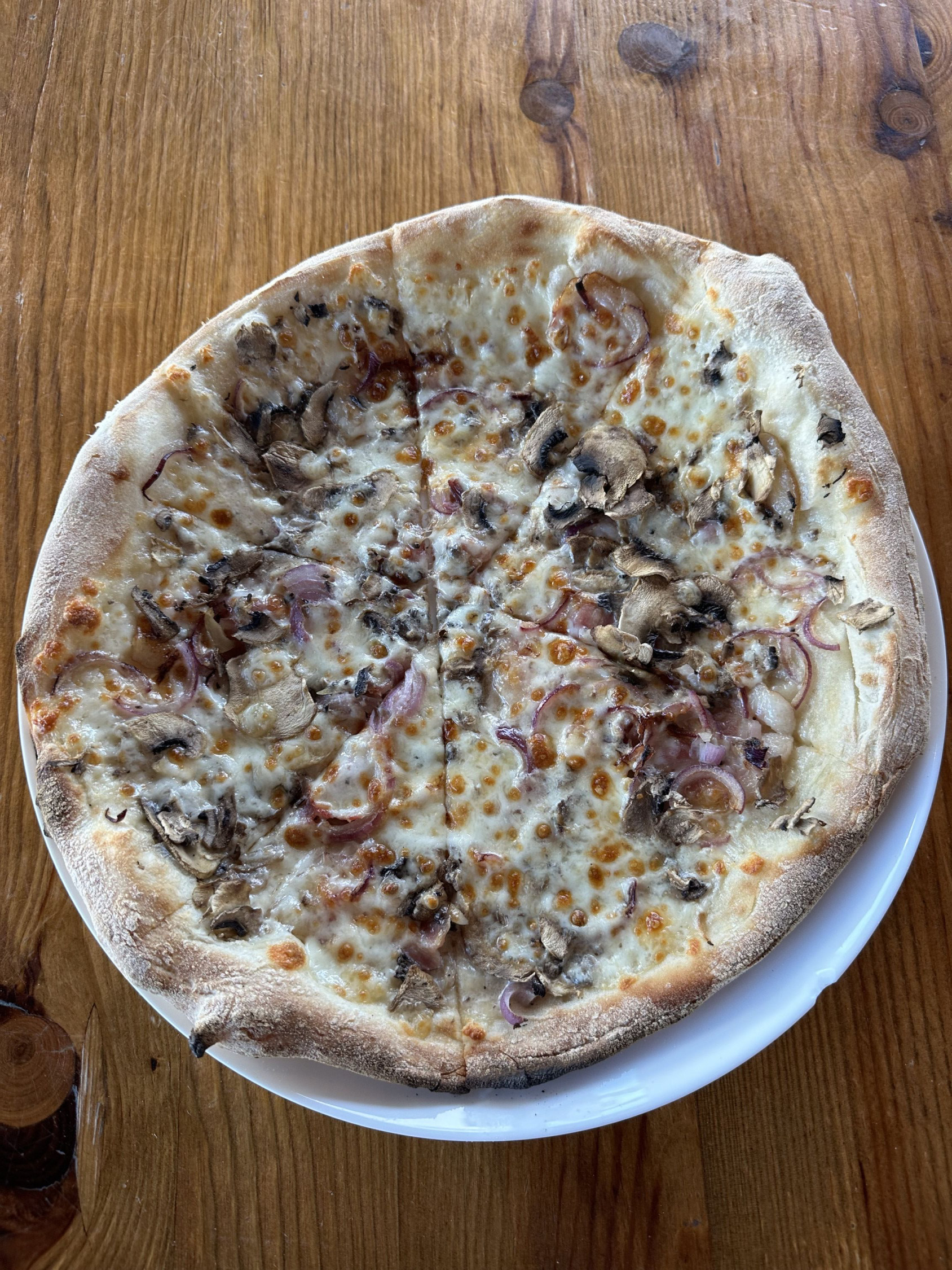 pizza z pieczarkami i boczkiem w San Giovanni Żoliborz