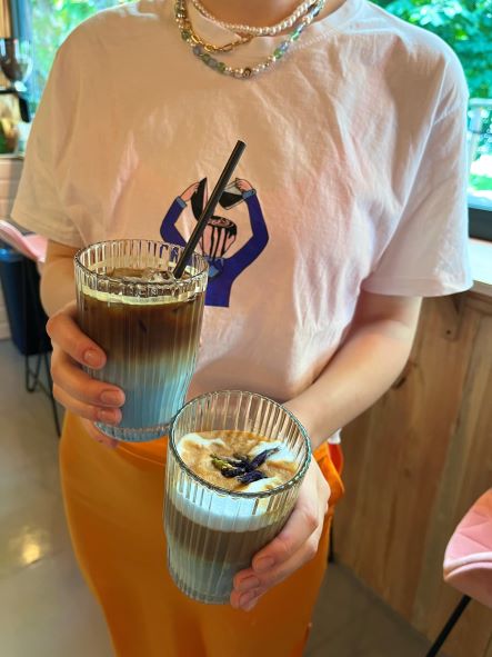 zdjęcie przedstawia ocean latte w Onda Cafe
